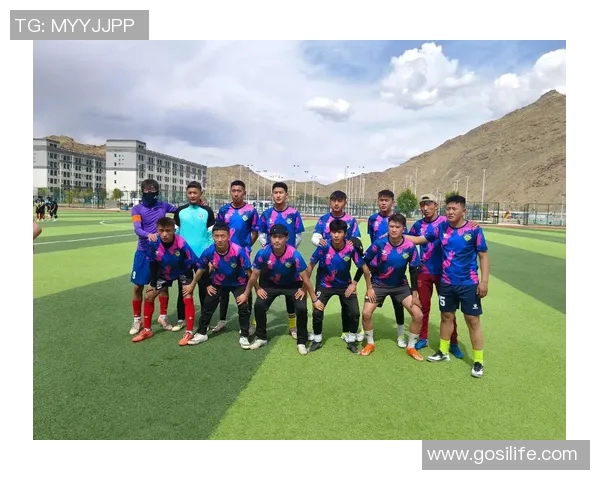 足球明星与儿童亲密互动共度美好时光展现温暖与希望的瞬间